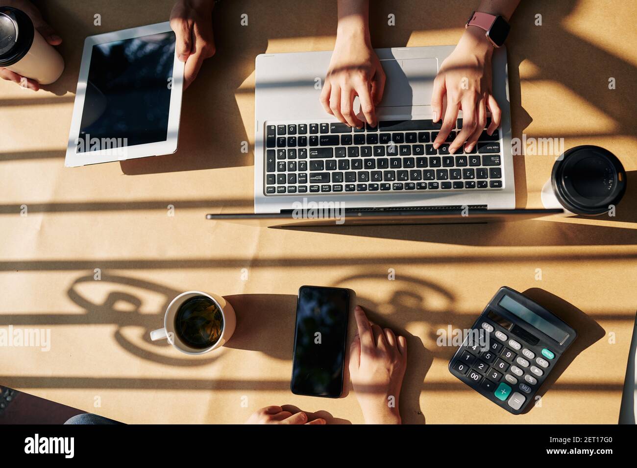 Persone aziendali che lavorano su dispositivi Foto Stock