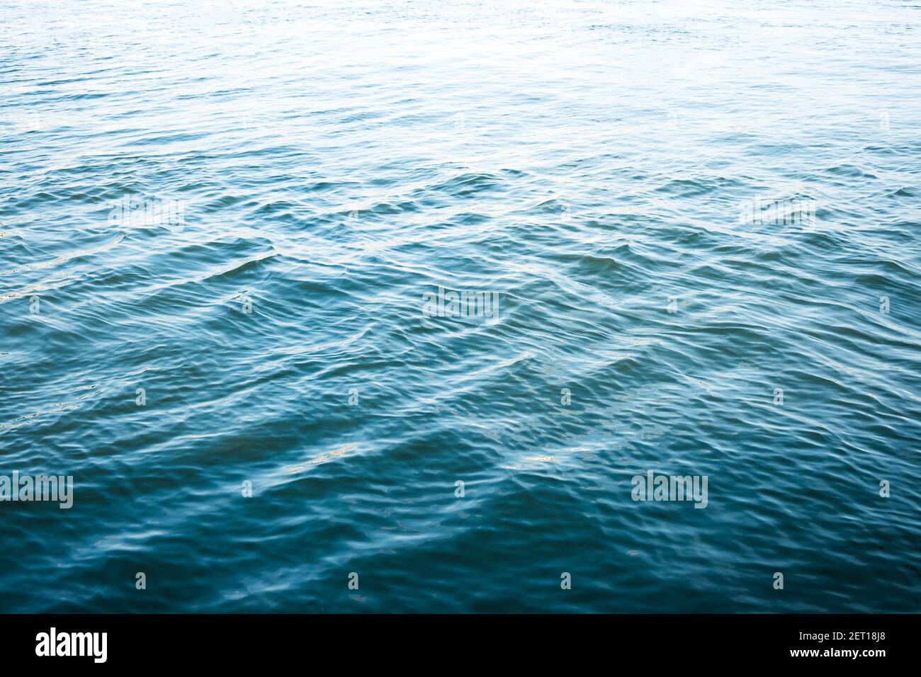 Fondo ondulato della superficie dell'acqua Foto Stock