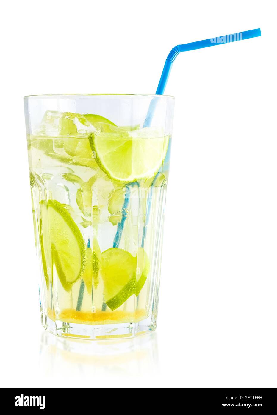 Bevanda fresca o cocktail di lime in un bicchiere di vetro. Mahito con pezzi di ghiaccio e lime Foto Stock