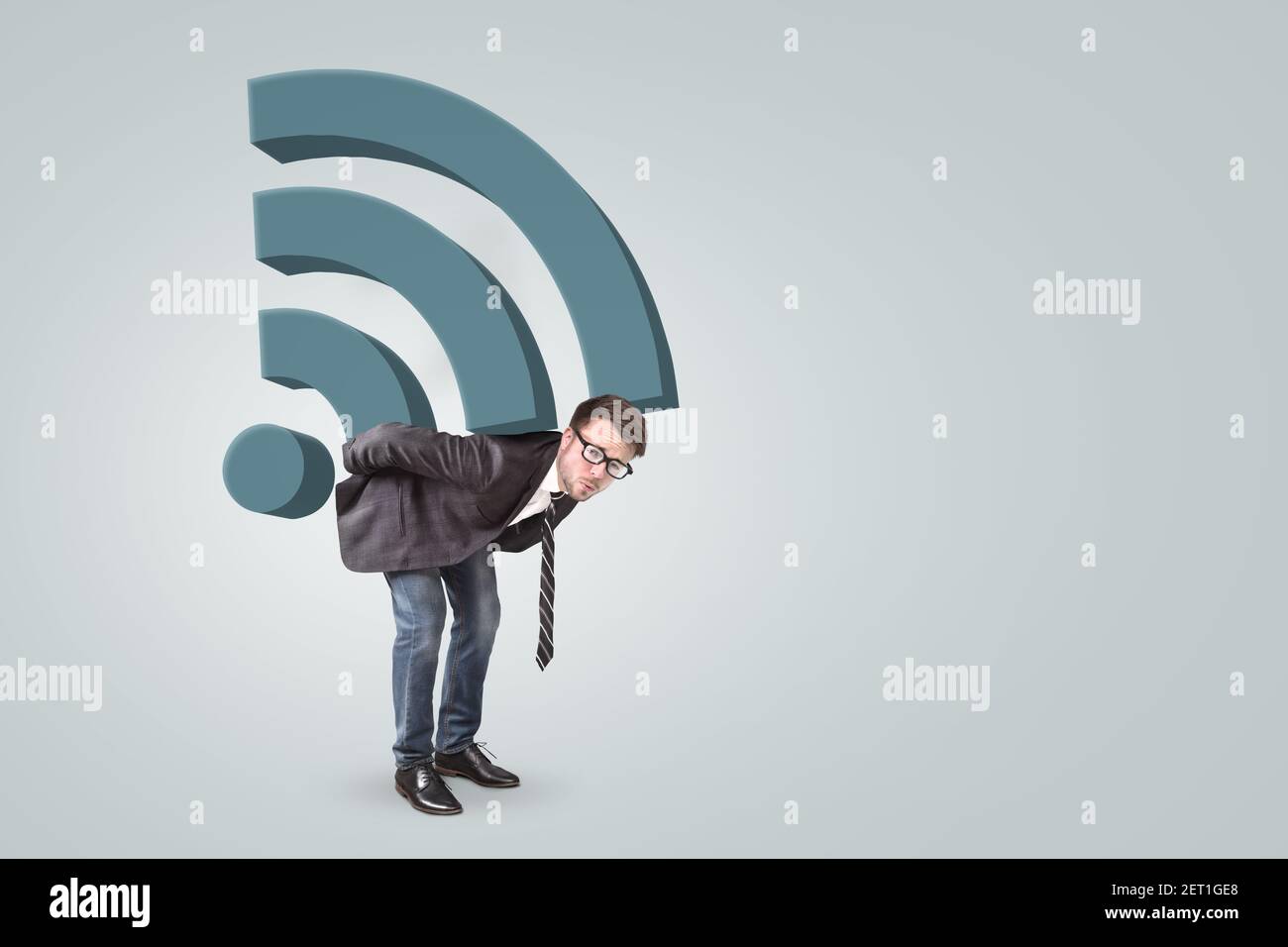 Uomo gravato da una grande icona wi-fi sulla schiena Foto Stock