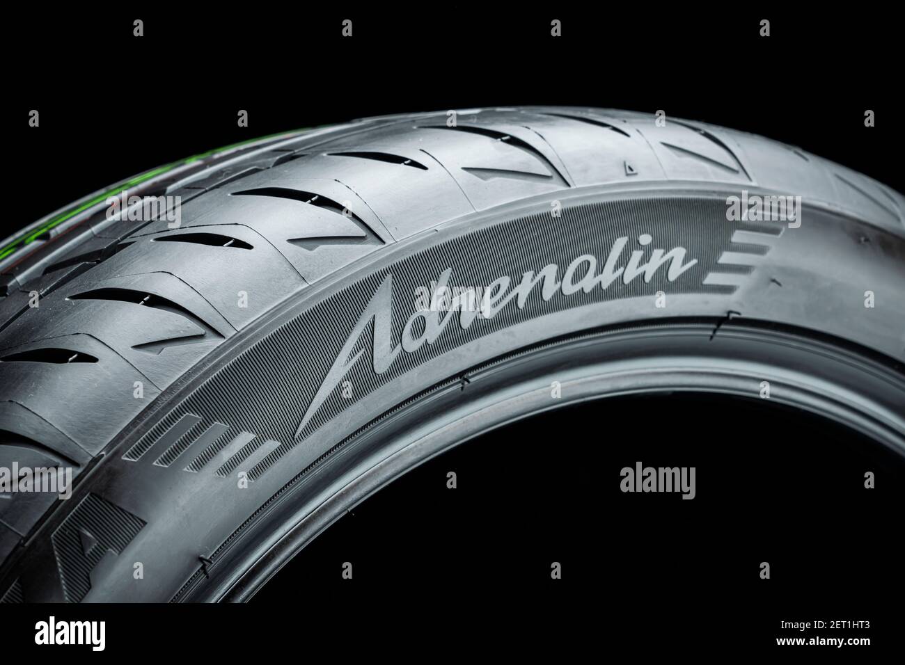 Nuovo modello Bridgestone potenza Adrenalin re 004-nuovo pneumatico sportivo sicuro, logo sulla parete laterale. Foto Stock
