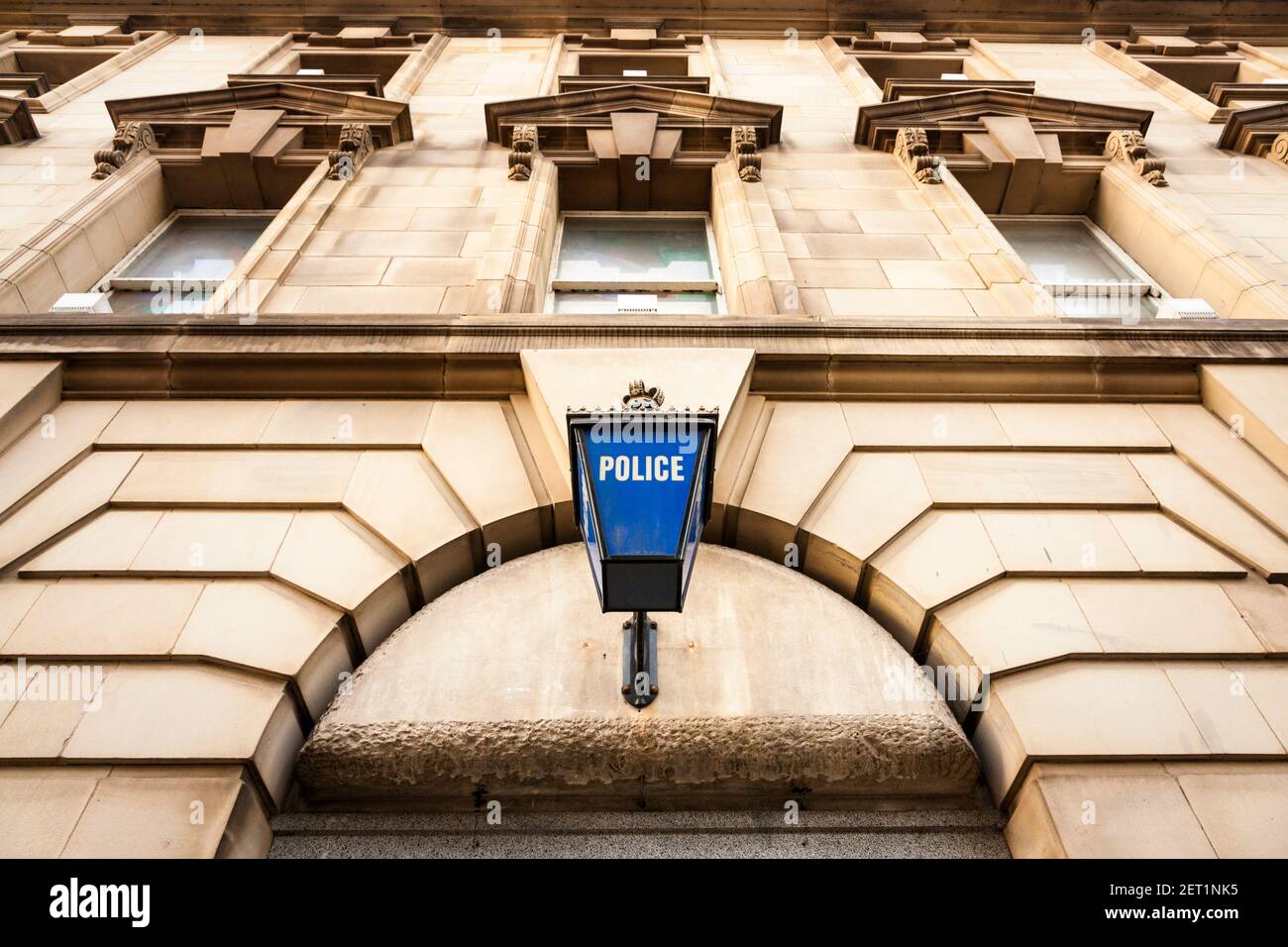 Una tradizionale vecchia lampada blu della polizia sopra l'ingresso alla stazione di polizia in disuso nel mercato del Merletto, Nottingham, Inghilterra, Regno Unito Foto Stock