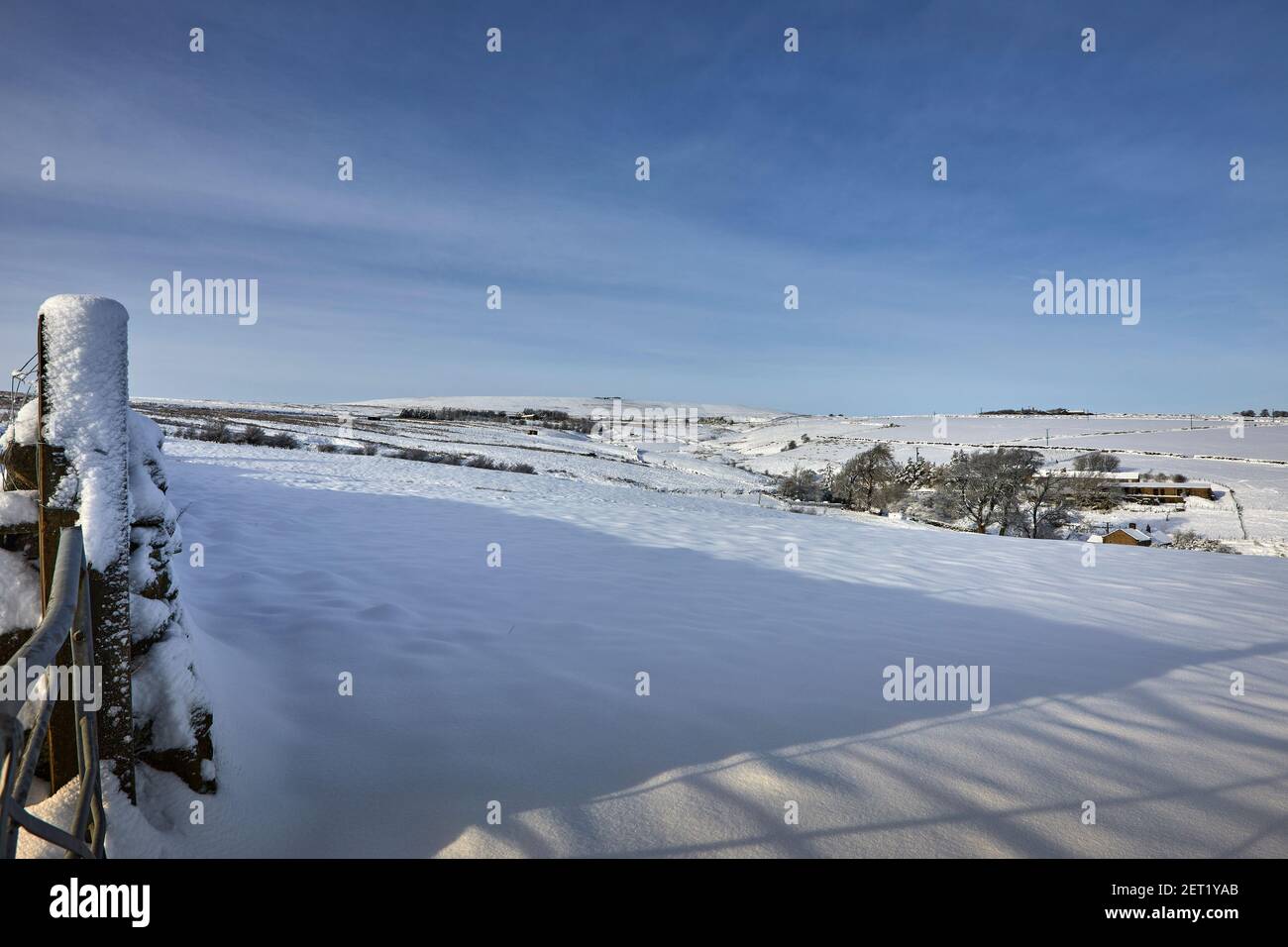 Con un cancello di fattoria coperto di neve, la frazione di Moorhouses riposa sotto una coperta di neve a 900 piedi Foto Stock
