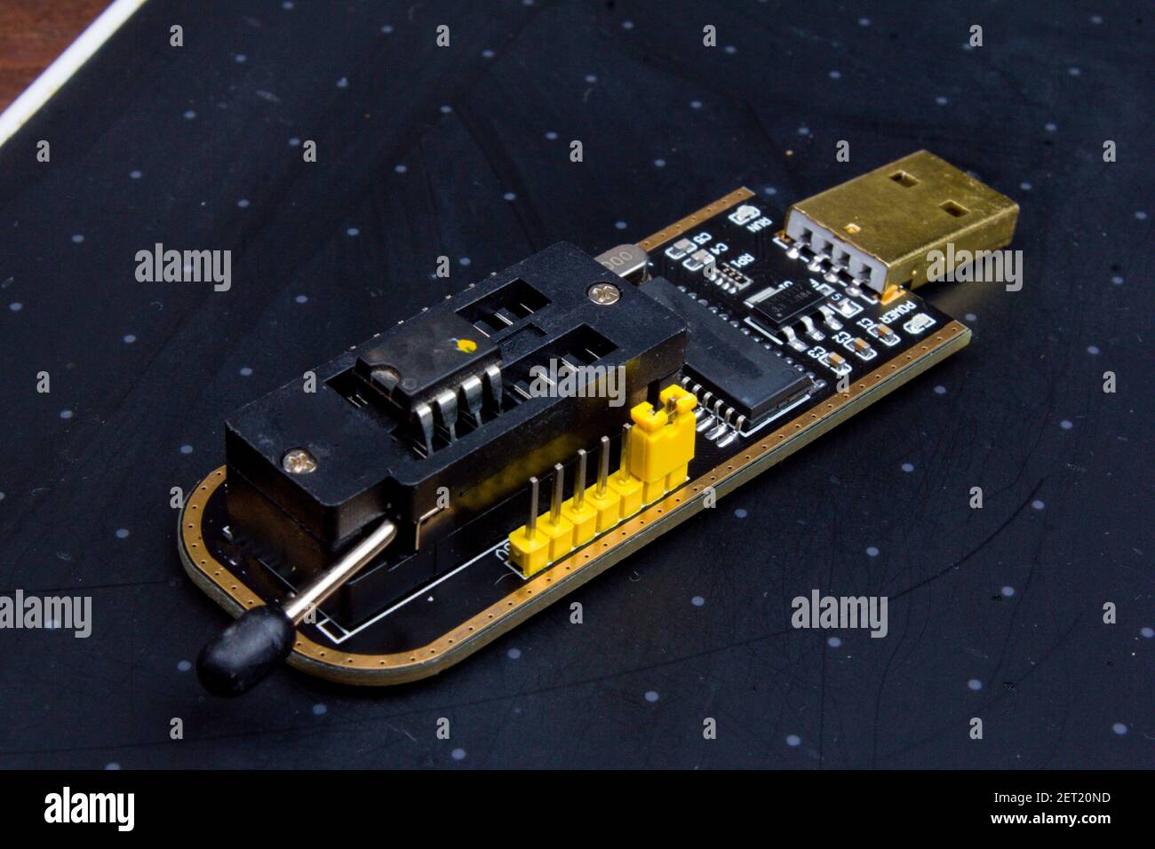 programmatore con memoria microchip inserita. riparazione elettronica radio Foto Stock