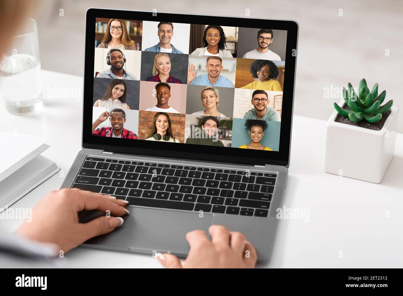 Internet Briefing. Team di persone multiculturali che hanno una riunione online tramite videochiamata Foto Stock