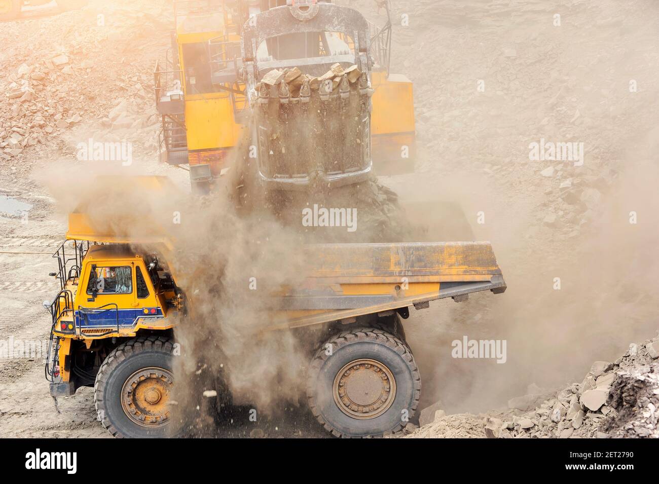 Dumper da miniera che carica minerale di ferro in un dumper in una miniera di opencast, Thailandia Foto Stock
