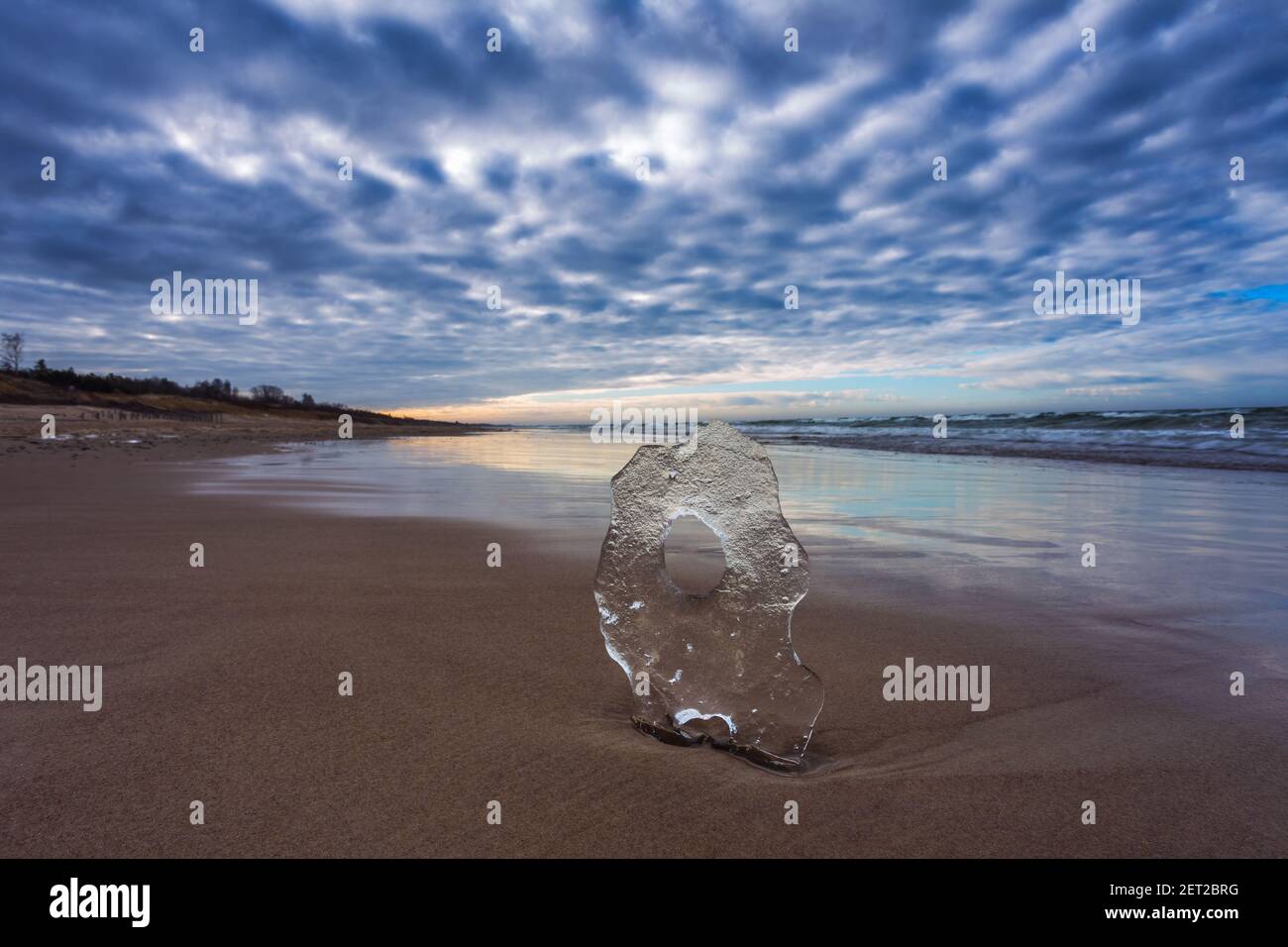 Paesaggio del Mar Baltico con cristallo di ghiaccio nella sabbia Foto Stock