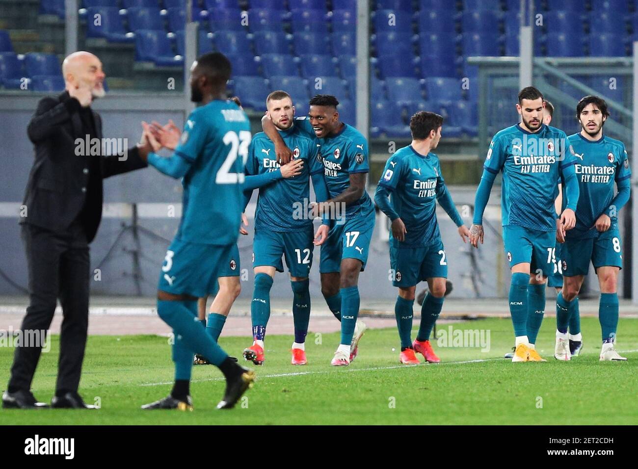 Ante Rebic di Milano (3L) festeggia con Rafael Leao (4L) dopo aver segnato 1-2 goal durante il campionato italiano Serie UNA partita di calcio tra AS Roma e AC Milano il 28 febbraio 2021 allo Stadio Olimpico di Roma - Foto Federico Proietti / DPPI / LiveMedia Foto Stock