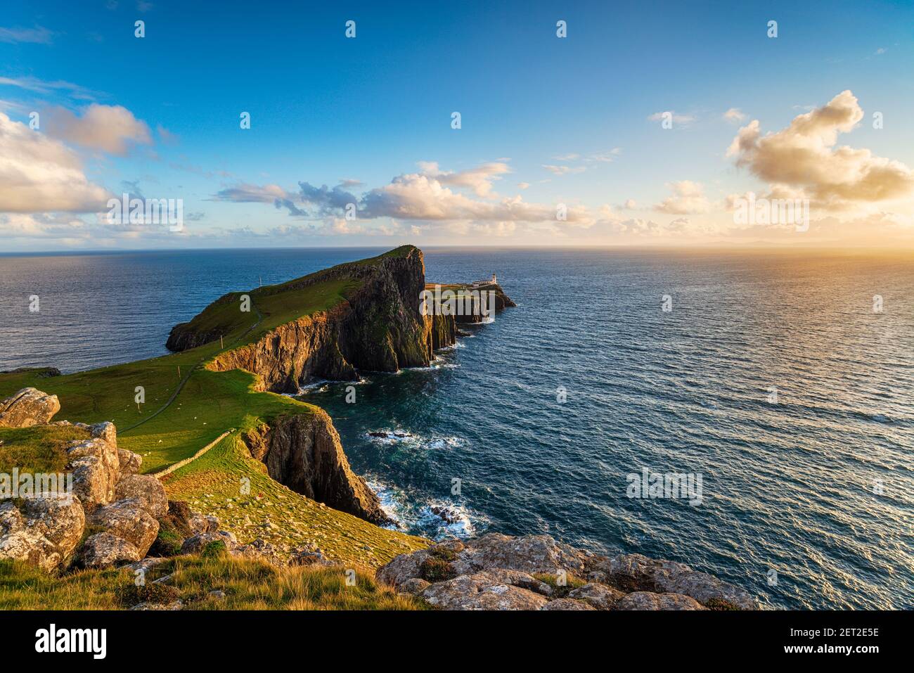 Serata a Neist Point guardando il faro sul Isola di Skye in Scozia Foto Stock