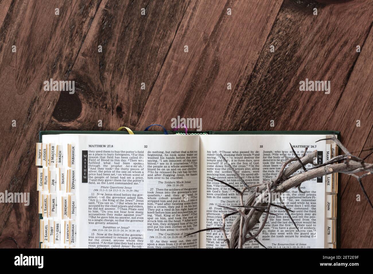 Corona di spine e aprire la bibbia su legno scuro con spazio di copia Foto Stock