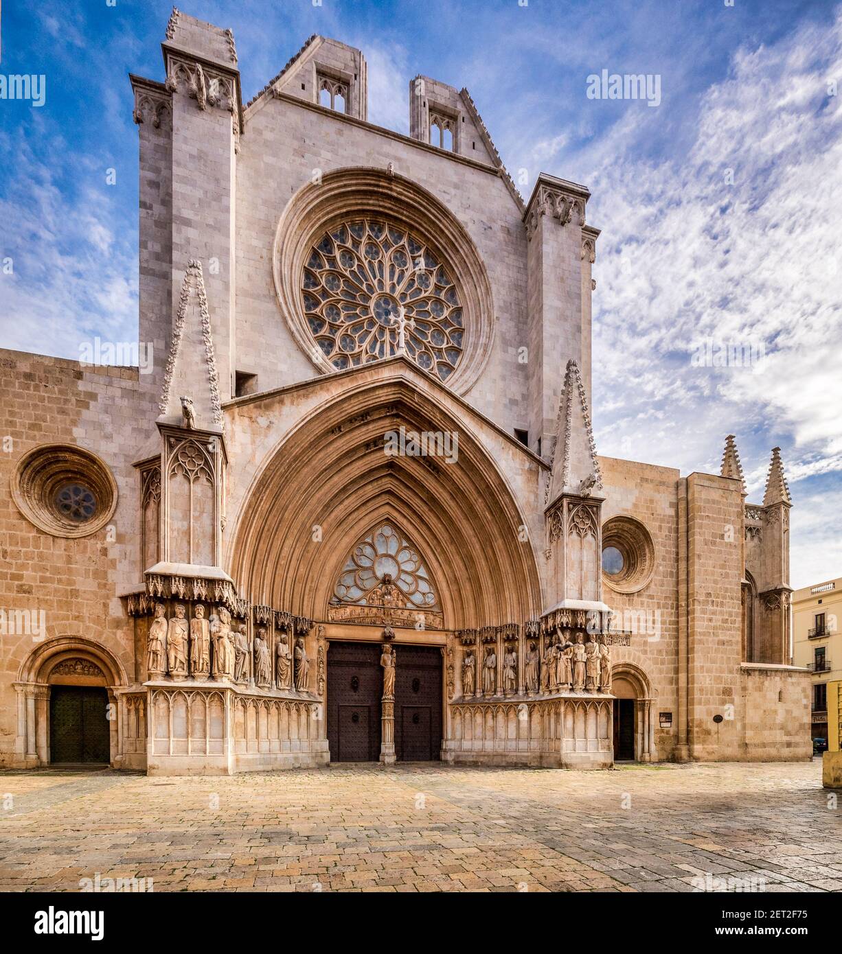 La facciata sud-est della Cattedrale Metropolitana di Tarragona da Pla de la Seu a Tarragona, Spagna. Foto Stock
