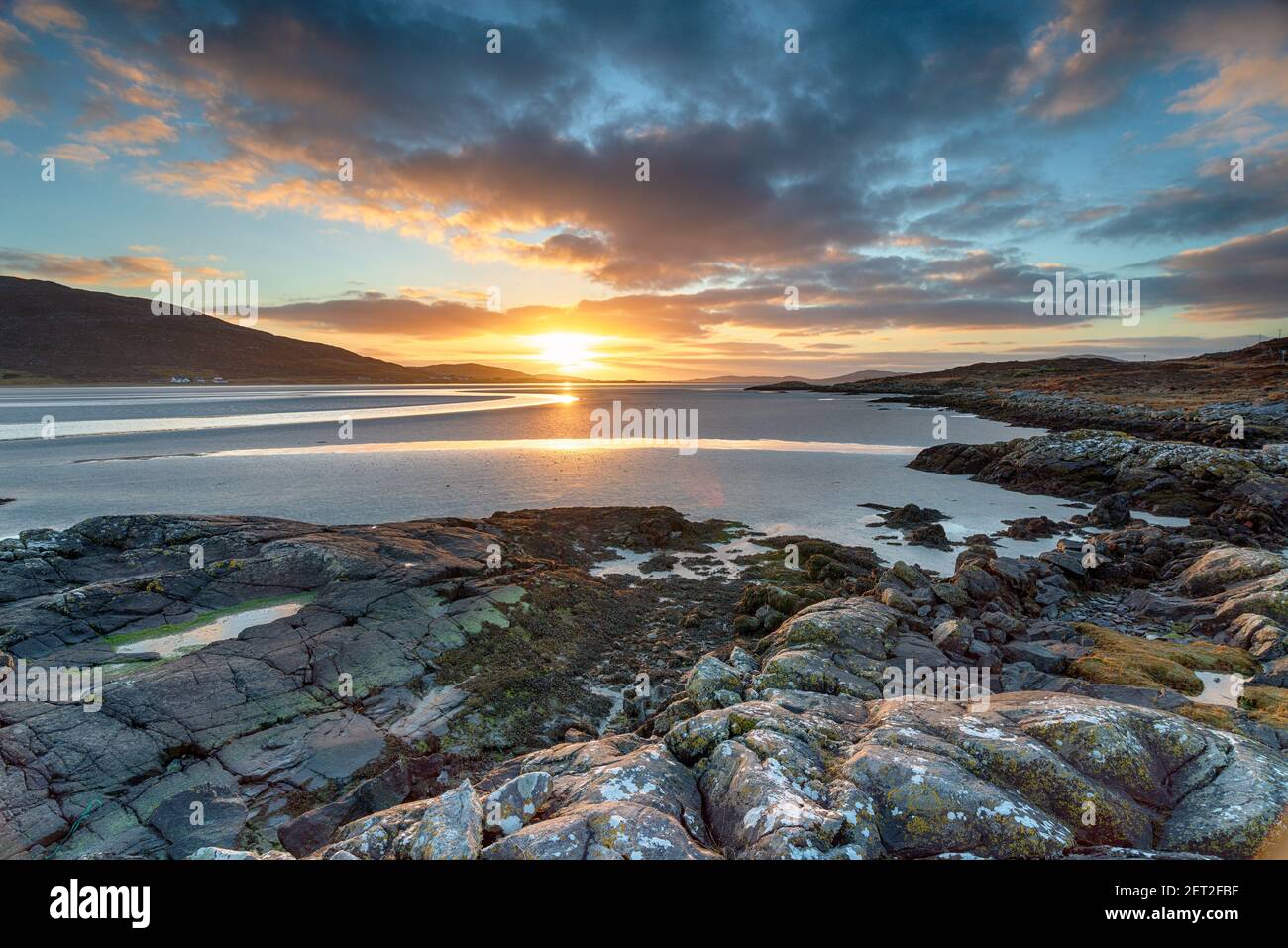 Tramonto mozzafiato sulla sabbia a bassa marea a Luskentire Sull'isola di Harris in Scozia Foto Stock