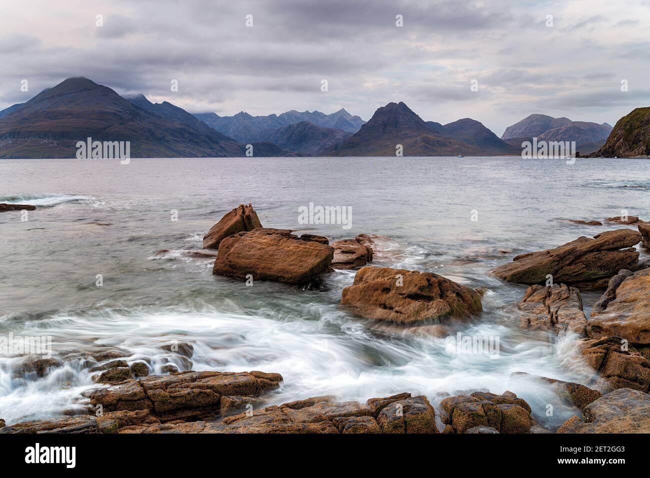 Vista sulle montagne dalla spiaggia rocciosa di Elgol sull'isola di Skye in Scozia Foto Stock