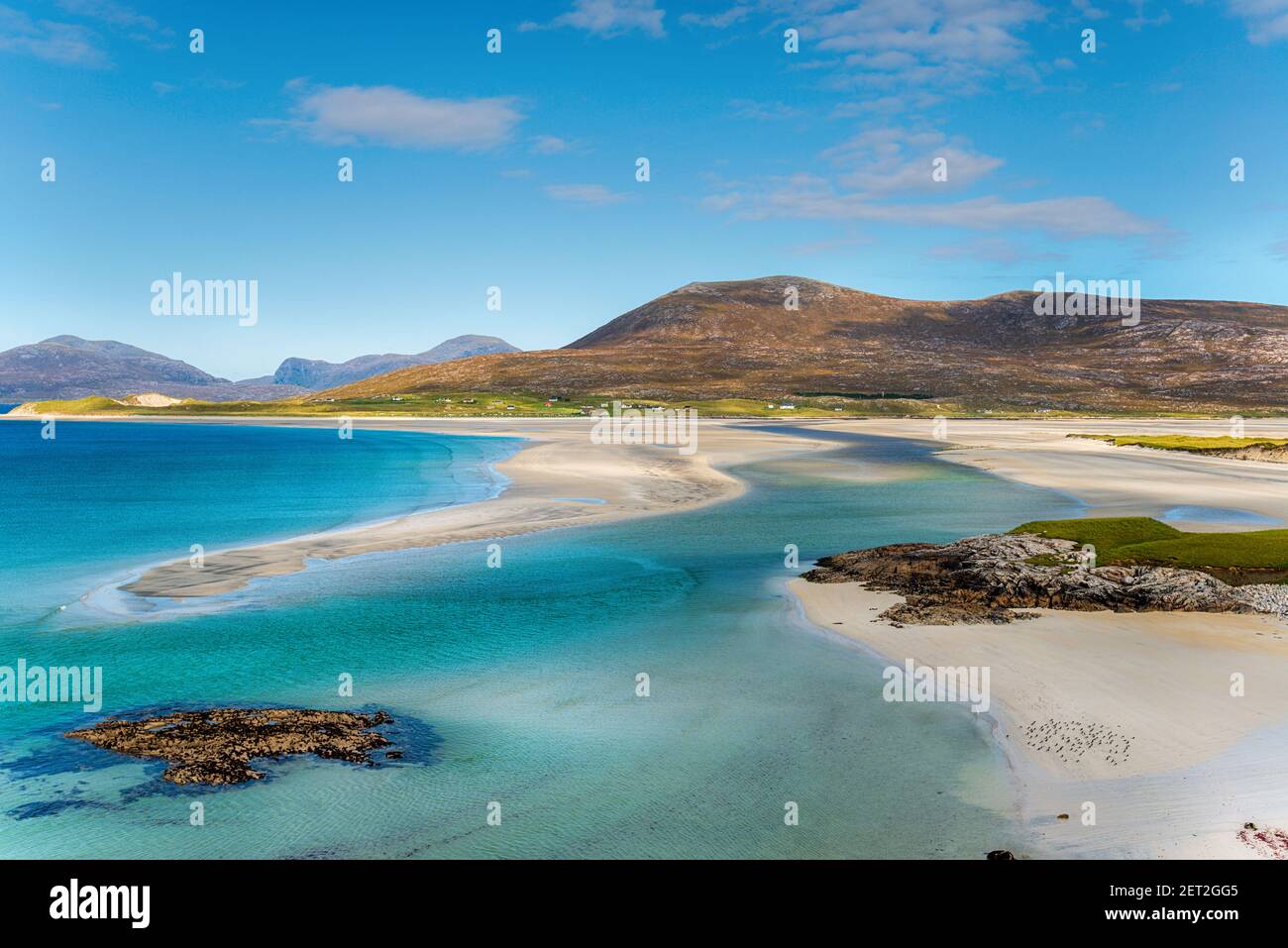 Cielo blu sulla spiaggia di Luskentire sull'isola di Harris In Scozia Foto Stock