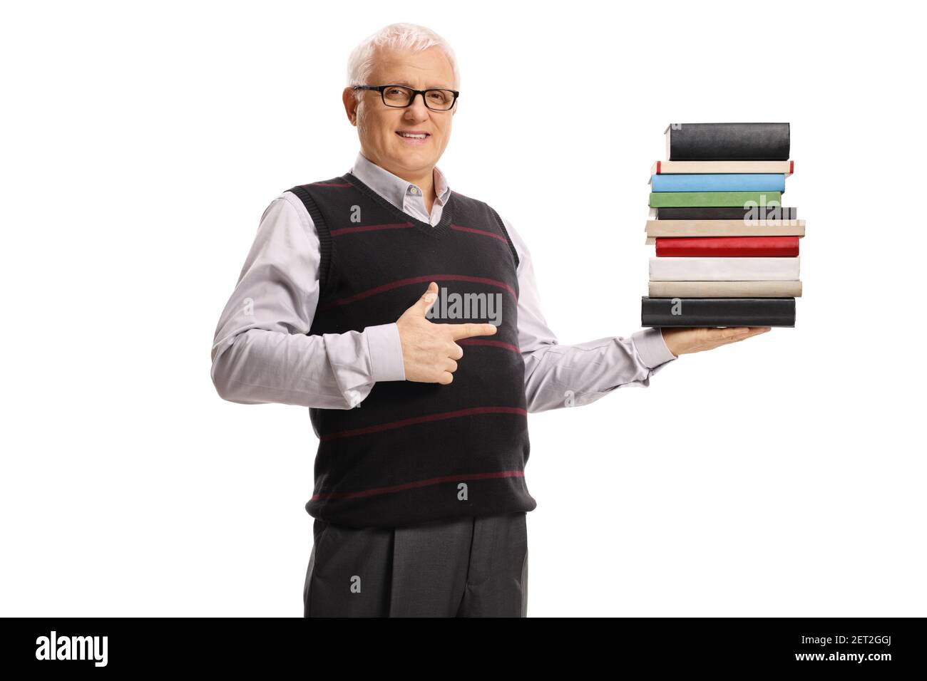 Saggio uomo maturo che tiene un mucchio di libri e di puntamento isolato su sfondo bianco Foto Stock