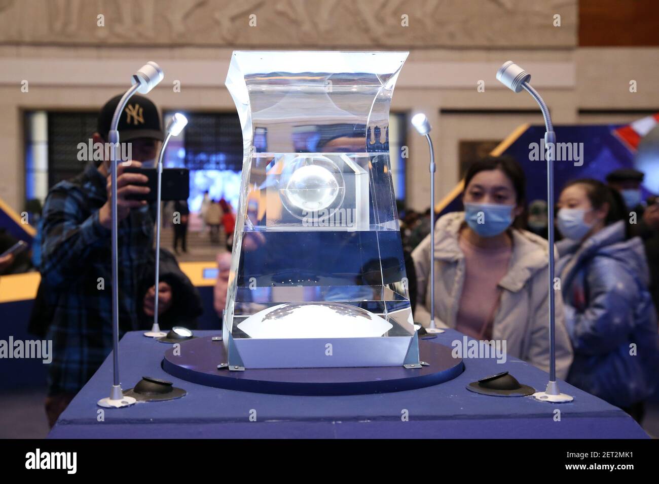 Pechino, Cina. 28 Feb 2021. 100 g di terreno lunare sono esposti al Museo Nazionale della Cina a Pechino, Cina il 28 febbraio 2021. (Photo by Top Photo/Sipa USA) Credit: Sipa USA/Alamy Live News Foto Stock