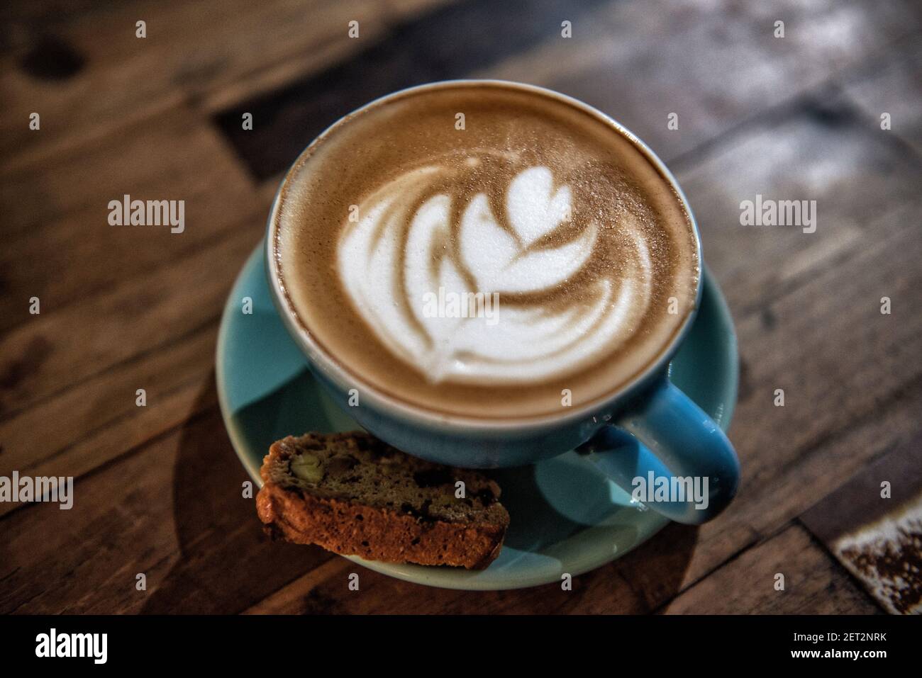 Tazza di latte piccolo con biscotto biscotti Foto Stock