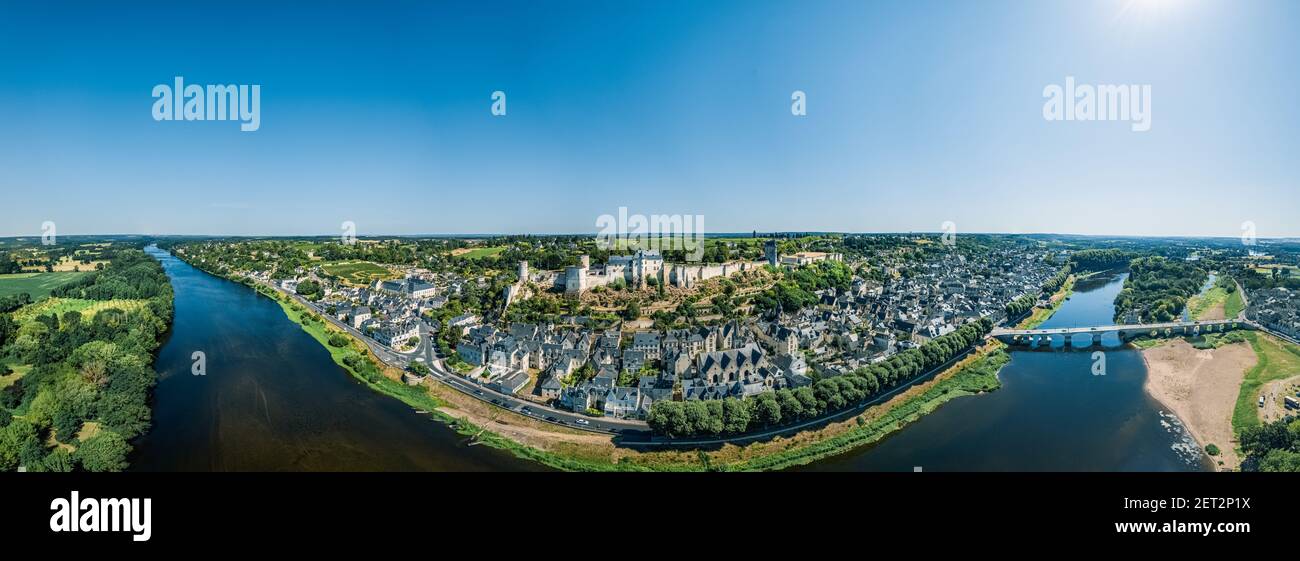 Drone vista della bella città medievale di Chinon in La famosa Valle della Loira in Francia Foto Stock