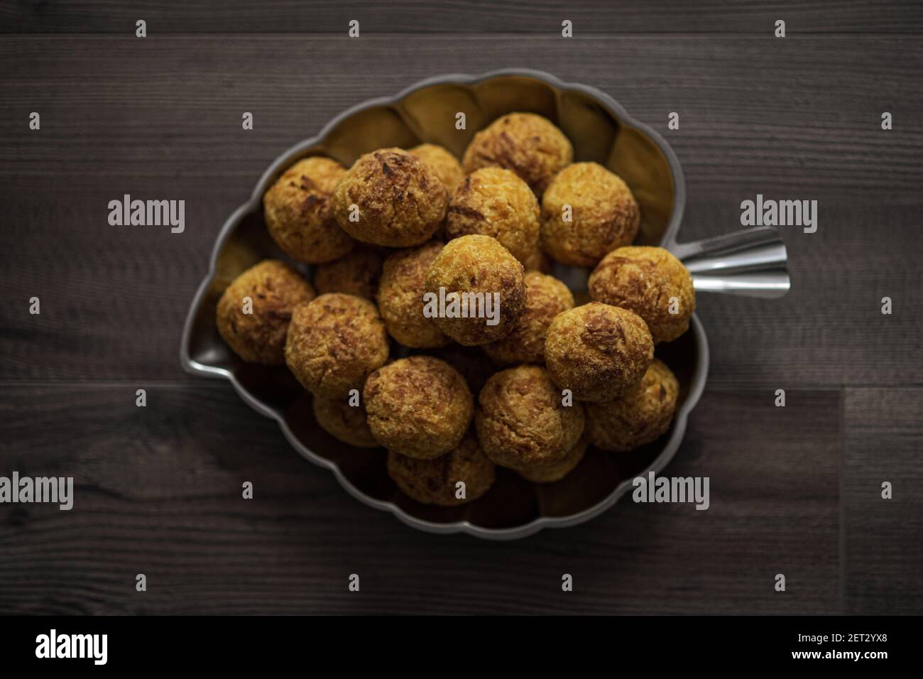 Un primo piano di falafel in una piastra a forma di foglia Foto Stock