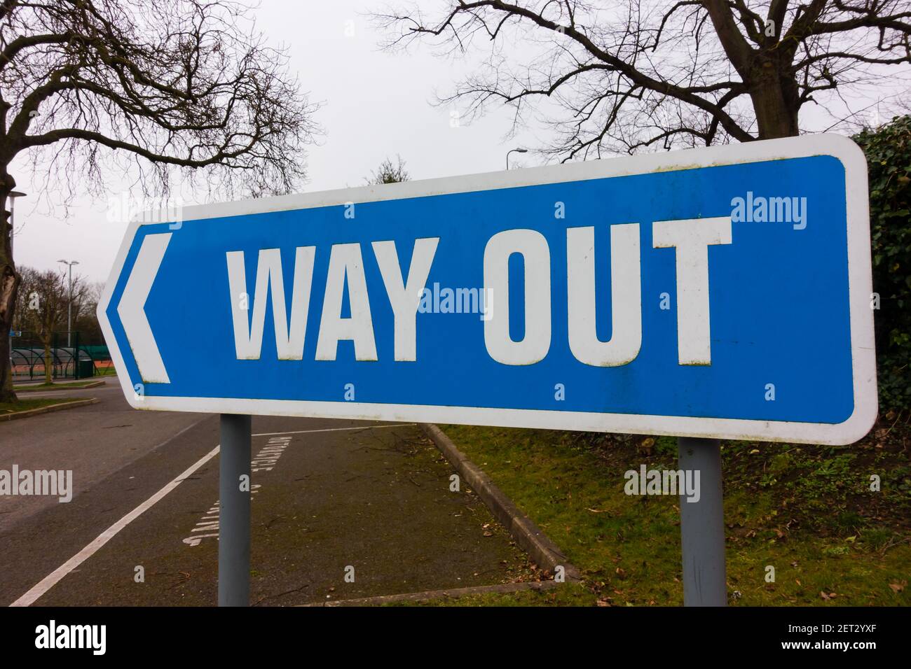 Cartello "uscita". Scritta bianca su sfondo blu. Foto Stock