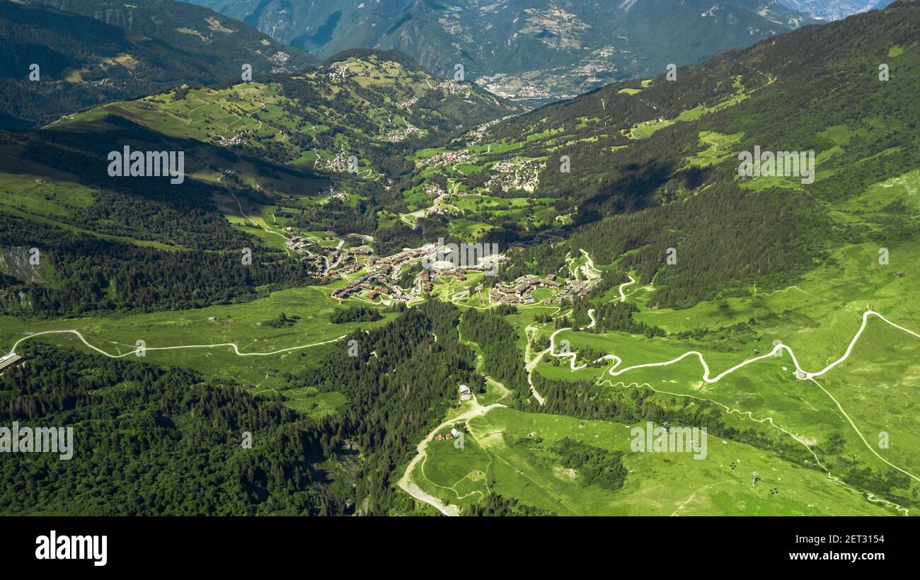 Vista panoramica sul drone del villaggio di Valmorel Francia Foto Stock