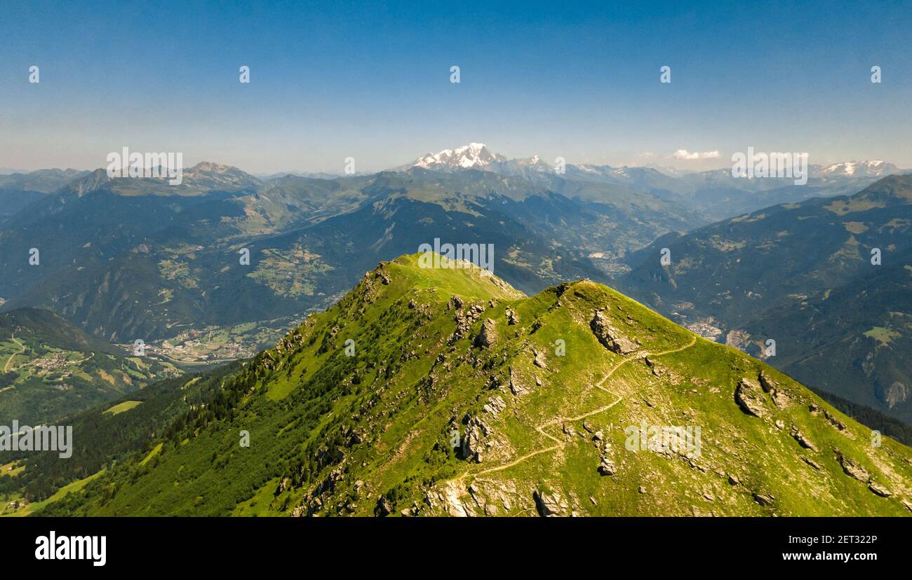Vista panoramica sul drone della cima della montagna chiamata Creve-Tete in Le Alpi francesi con il Monte Bianco sullo sfondo Foto Stock
