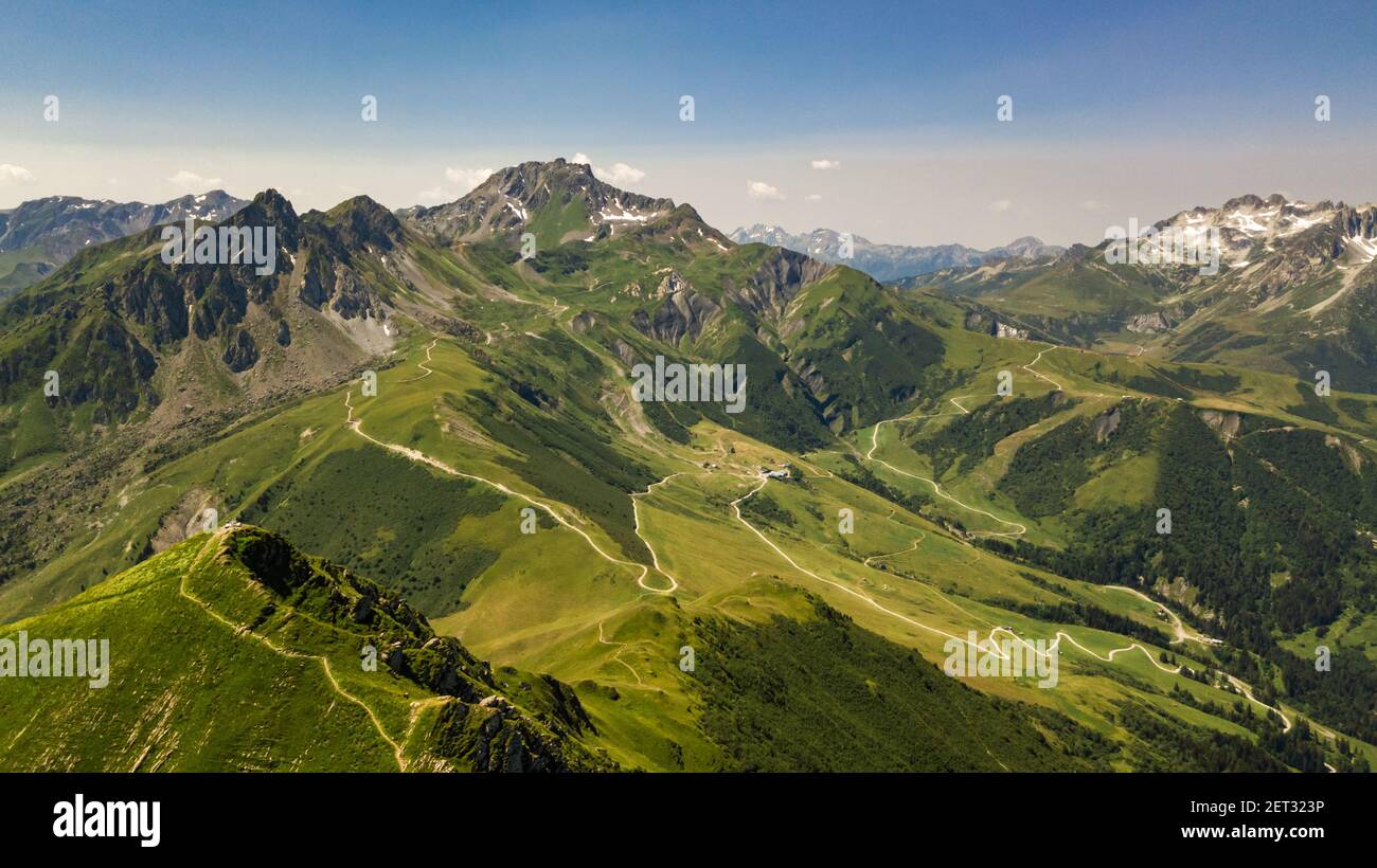 Vista panoramica sul drone delle Alpi francesi in Valmorel Francia Foto Stock
