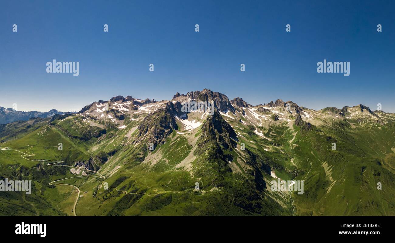 Vista panoramica sul drone delle Alpi francesi in Valmorel Francia Foto Stock