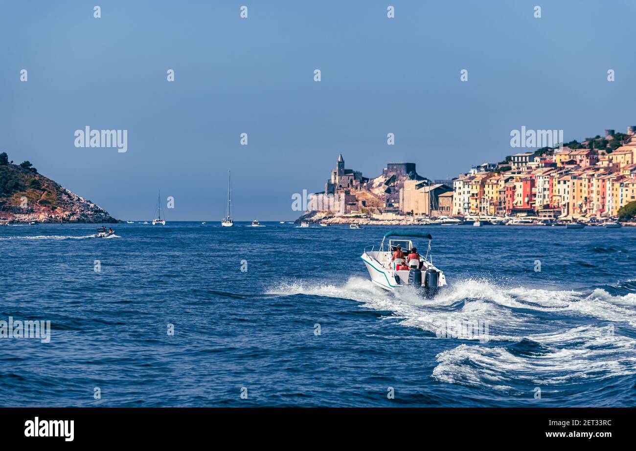 Vista di una barca in direzione di Porto Venere a la Spezia Italia Foto Stock