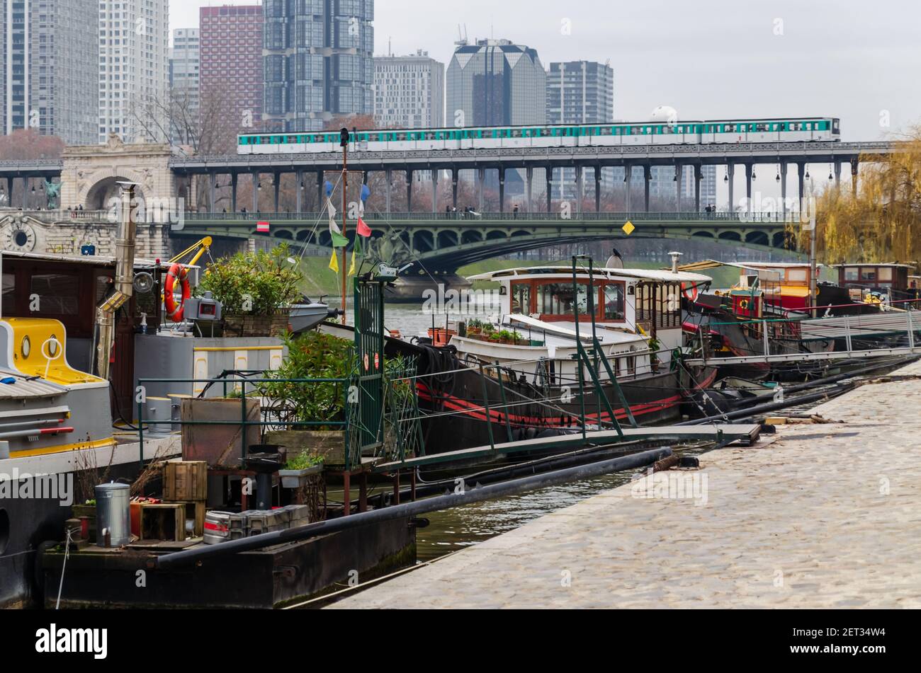 Vista sulla città nella zona della Torre Eiffel di Parigi con Bir-Hakeim ponte sullo sfondo Foto Stock