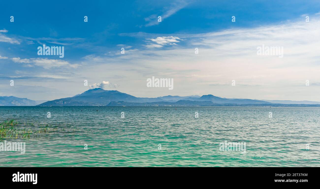 Vista panoramica sul Lago di Garda dalla riva di Sirmione Italia Foto Stock