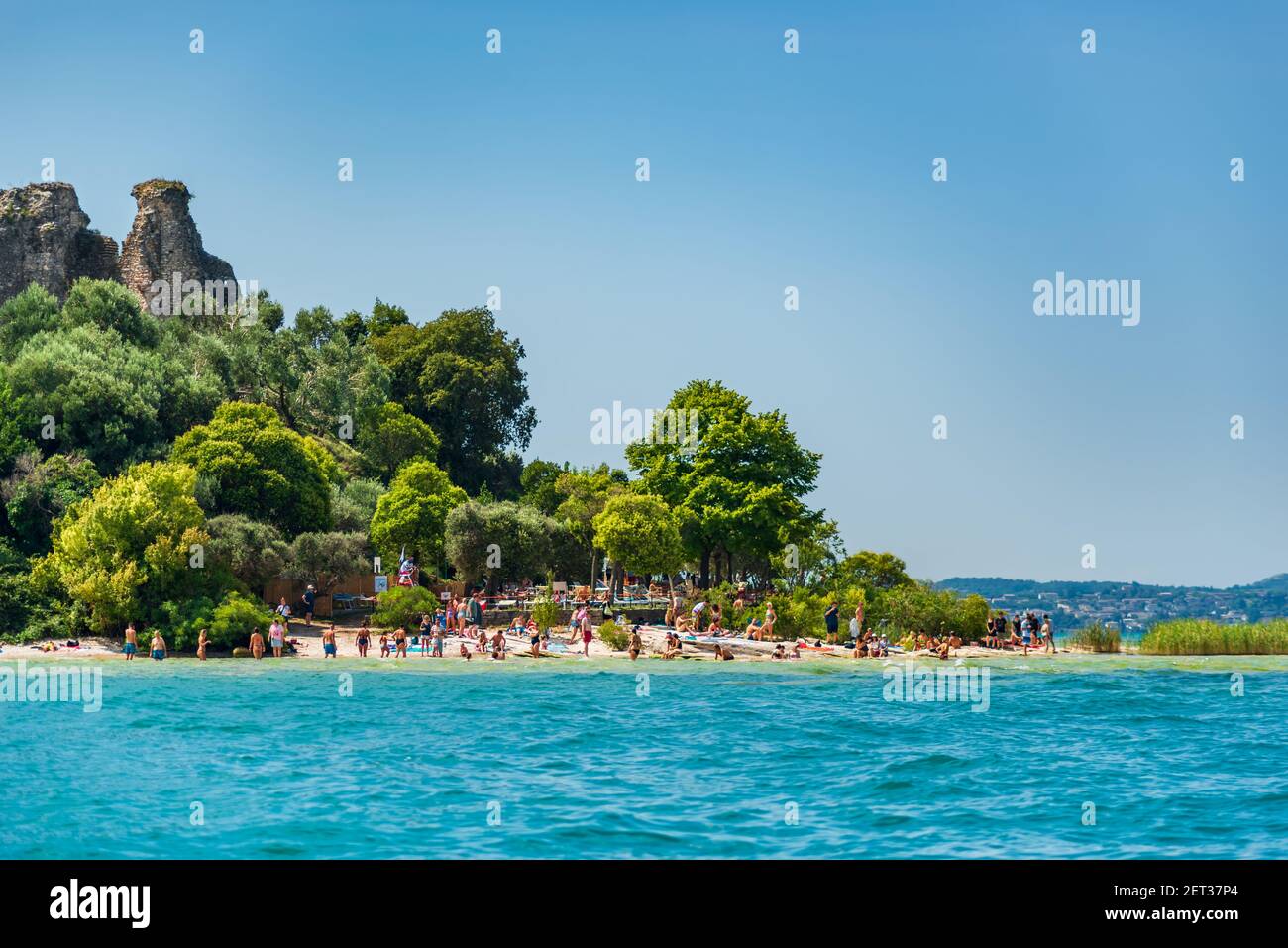 Vista panoramica sulla spiaggia della Giamaica accanto all'archeologia Sito delle Grotte di Catullo sul Lago di Garda Sirmione Italia Foto Stock