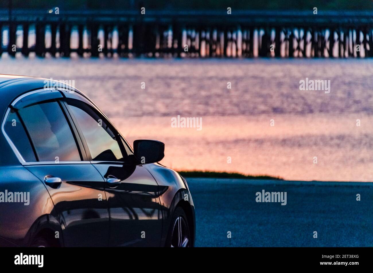 Un'auto con riflessi al tramonto sulla spiaggia di Oyster Bay Long Island New York Foto Stock