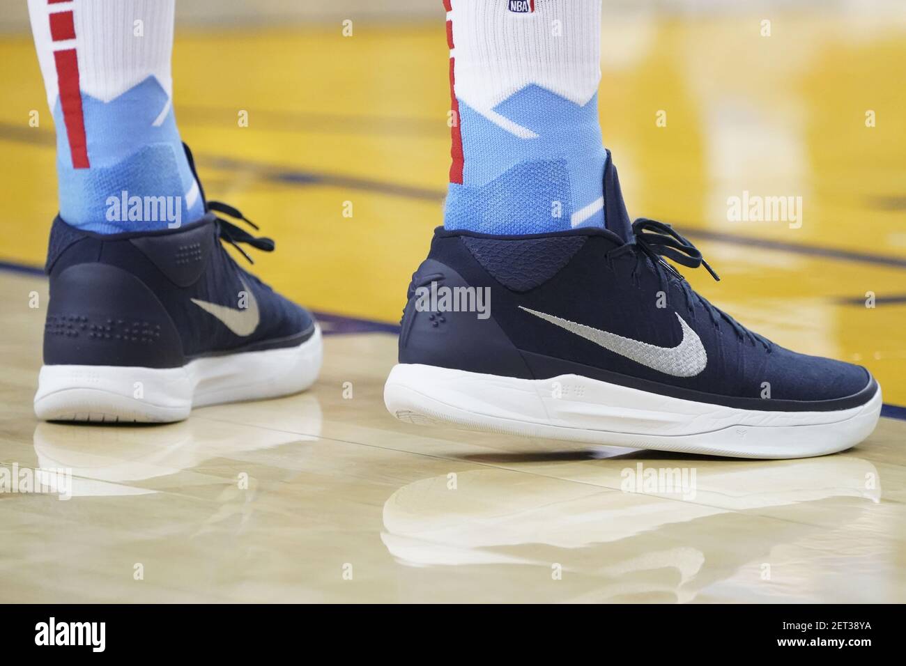 24 novembre 2018; Oakland, CA, USA; Dettaglio delle scarpe Nike indossate  da Sacramento Kings guardia Bogdan Bogdanovic (8) durante il secondo  trimestre contro i Golden state Warriors all'Oracle Arena. Credito  obbligatorio: Kyle