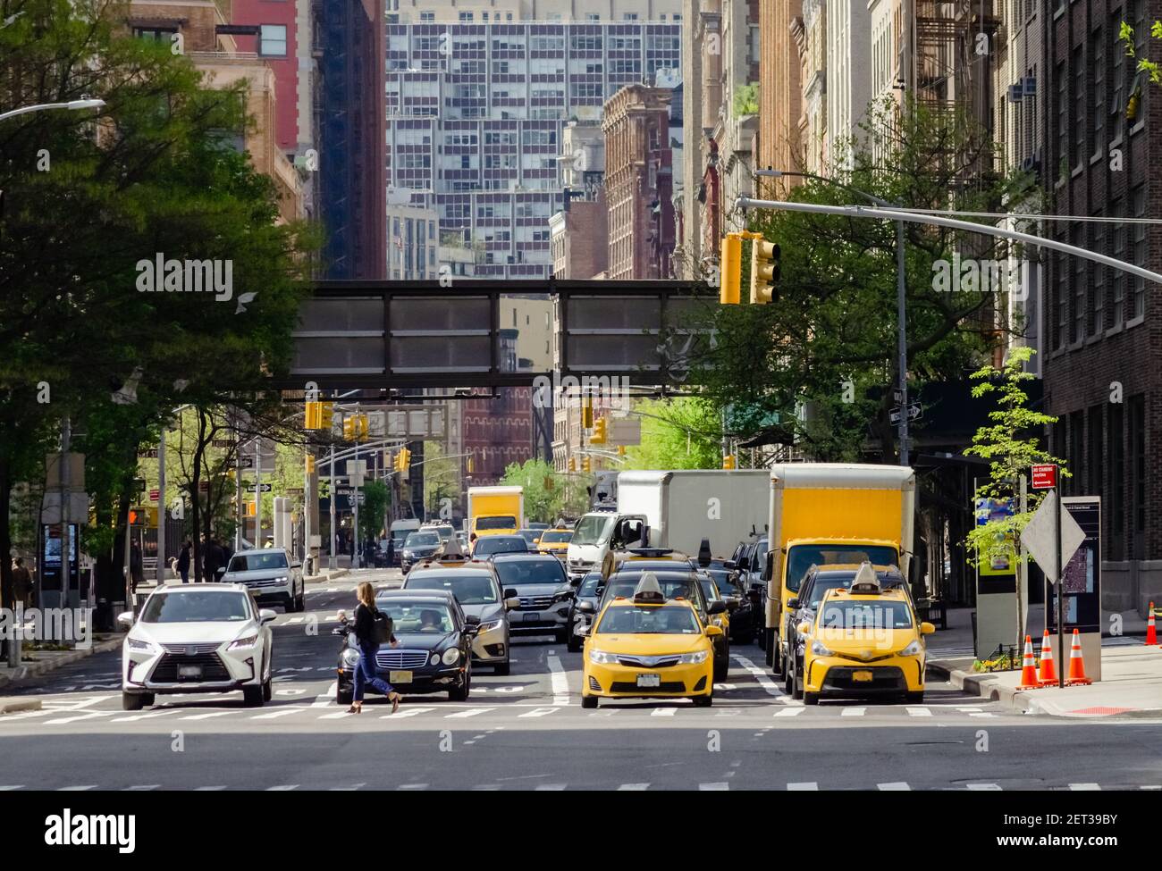 La vista sulla strada delle auto si fermava al semaforo rosso di Manhattan New York Foto Stock