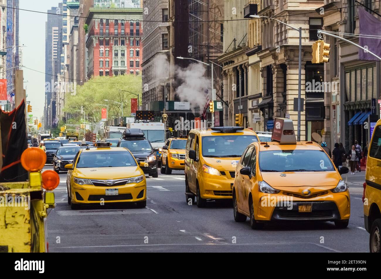 Vista sulla strada dei taxi gialli con medaglione a Manhattan, New York Foto Stock