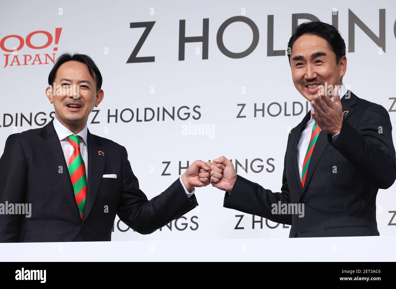 Tokyo, Giappone. 1 marzo 2021. Yahoo Japan operator Z Holdings president Kentaro Kawabe (L) urta i pugni con IL presidente DI LINEA Takeshi Idezawa (R) come hanno annunciato le società fuse a Tokyo lunedì 1 marzo 2021. La filiale Z Holdings e LA LINEA di servizi di messaggistica del Gruppo SoftBank hanno costituito la più grande azienda tecnologica informatica del Giappone con circa 150 milioni di clienti. Credit: Yoshio Tsunoda/AFLO/Alamy Live News Foto Stock