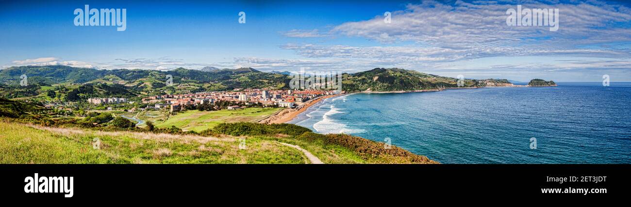 Panorama ad alto angolo della spiaggia di Zarautz Bay, Paesi Baschi, Spagna. Foto Stock