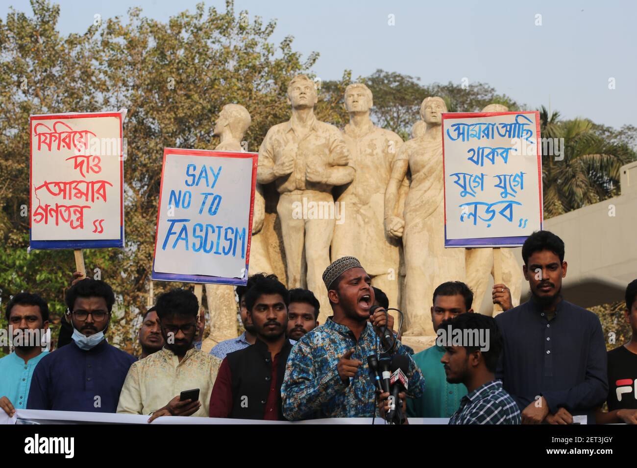 1 marzo 2021, Dhaka, Bangladesh: Chhatro Odhikar Porisad (il Consiglio dei diritti degli studenti) ha organizzato proteste e manifestazioni per protestare contro la morte dello scrittore Mushtaq in carcere, l'abrogazione del Digital Security Act e il rilascio incondizionato di leader e attivisti di organizzazioni studentesche di sinistra arrestate nel movimento. (Immagine di credito: © Md. Rakibul Hasan/ZUMA Wire) Foto Stock
