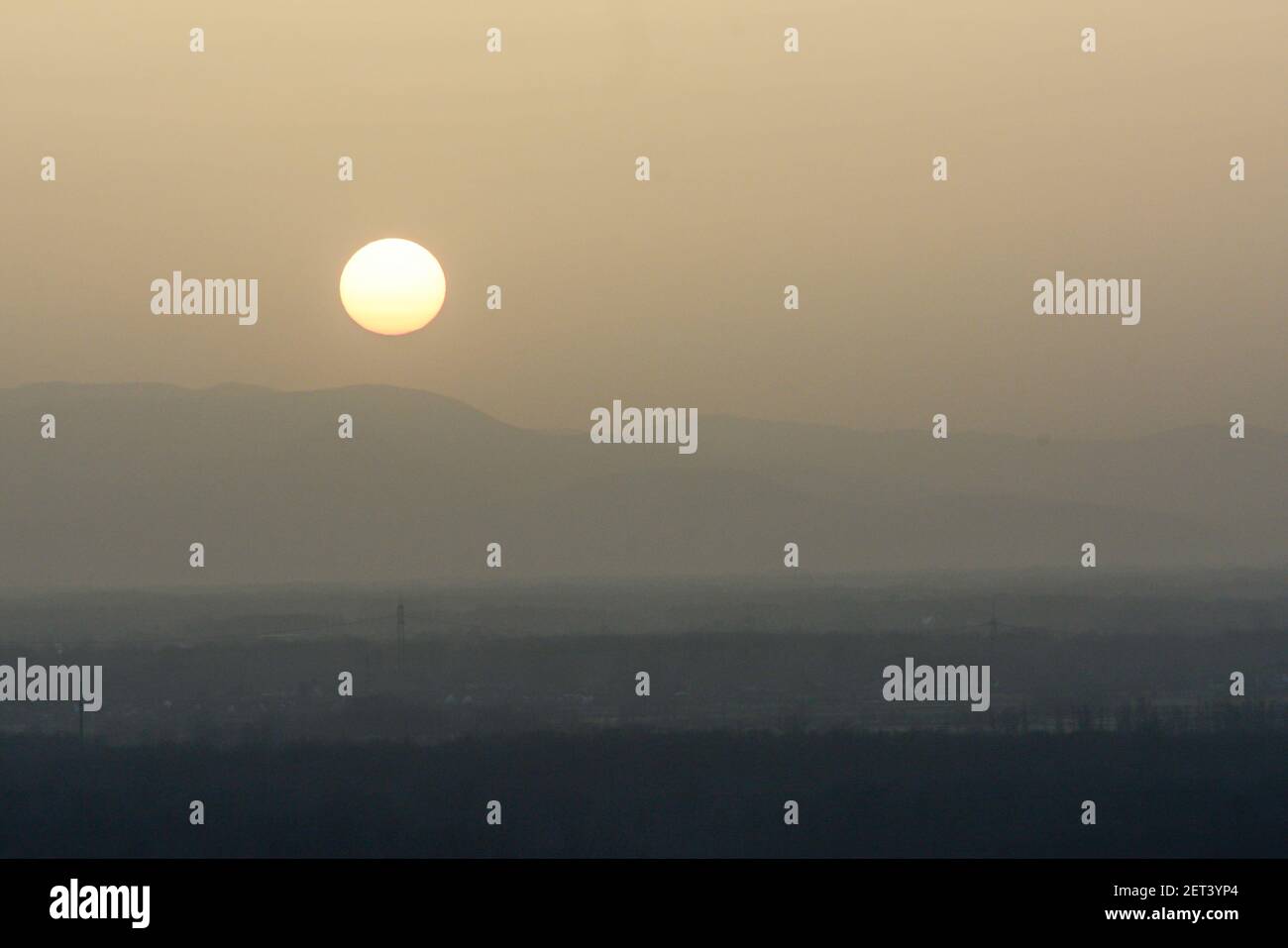 Lahr, 23 febbraio 2021, Baden-Württemberg, Germania: Vista da Schutterlindenberg alla pianura del Reno, tramonto con la polvere del Sahara. Foto Stock