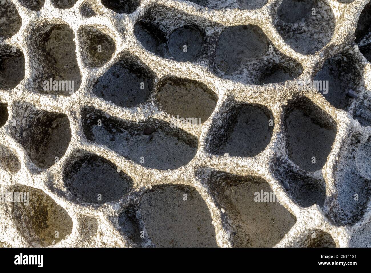 Formazioni rocciose tafoni nella California costiera Foto Stock