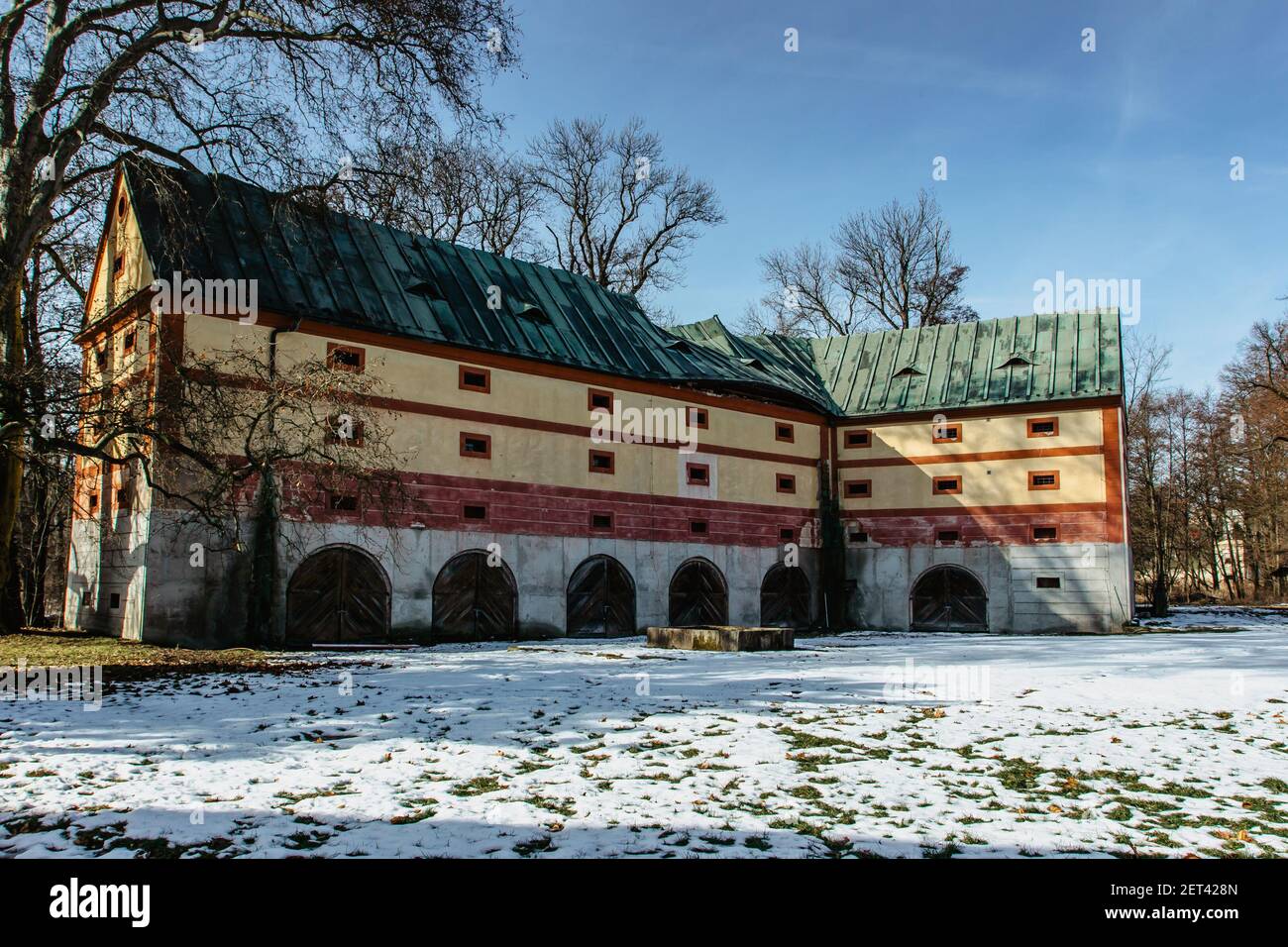 Libechov, vecchio edificio barocco abbandonato nel centro della Boemia, repubblica Ceca.Romantica grande casa con facciata rossa e Park.Rebuilt nel 16 ° secolo come Foto Stock