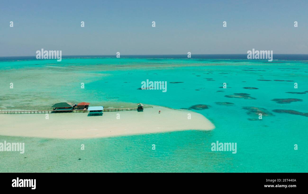 Isola tropicale con spiaggia bellissima, palme e acqua turchese vista da sopra. Onok Isola, Balabac, Filippine. Estate viaggi e concetto di vacanza Foto Stock