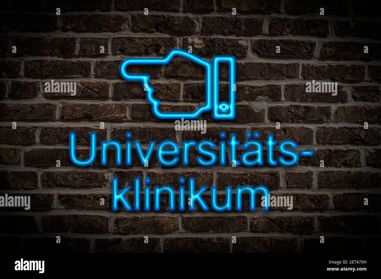 Foto di dettaglio di un cartello al neon su una parete con L'iscrizione Universitätsklinikum (centro medico universitario) Foto Stock