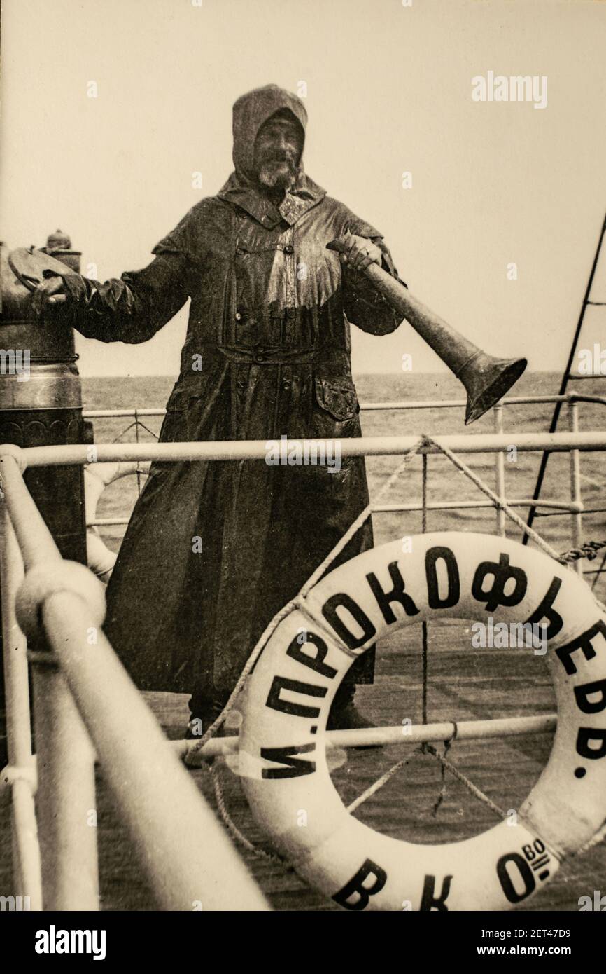 Russia, Mar Caspio - CIRCA 1910-1917: Capitano Vilhelm Birzgalis della nave petroliera Ivan Prokofjev, utilizzata per il trasporto di greggio non raffinato Foto Stock