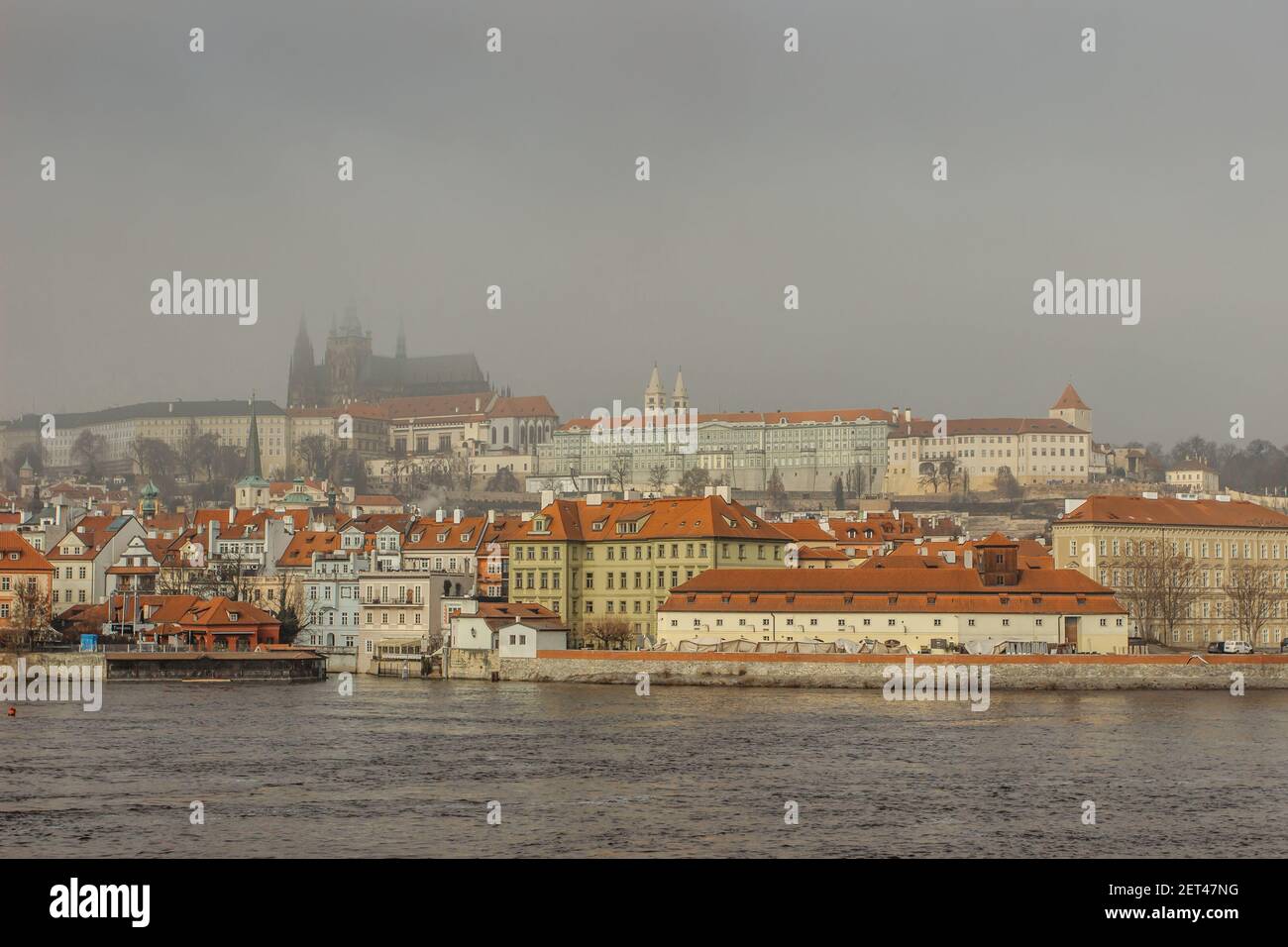 Vista da cartolina del Castello di Praga in nebbia dal Ponte Carlo, repubblica Ceca.Famous turista destination.Prague panorama.Foggy mattina in città. Foto Stock