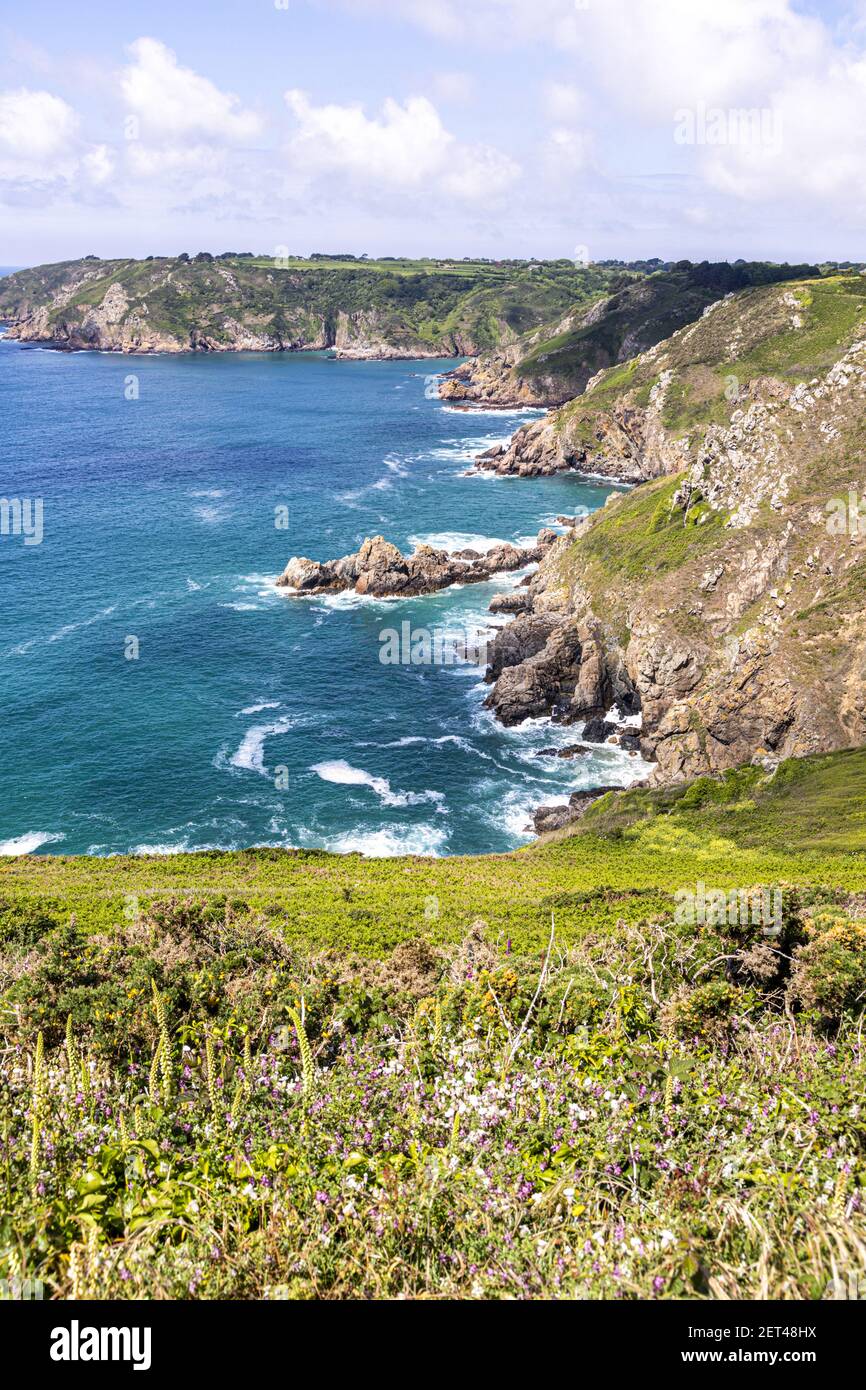 La bella costa sud aspra di Guernsey, Isole del canale Regno Unito visto da Icart Point Foto Stock