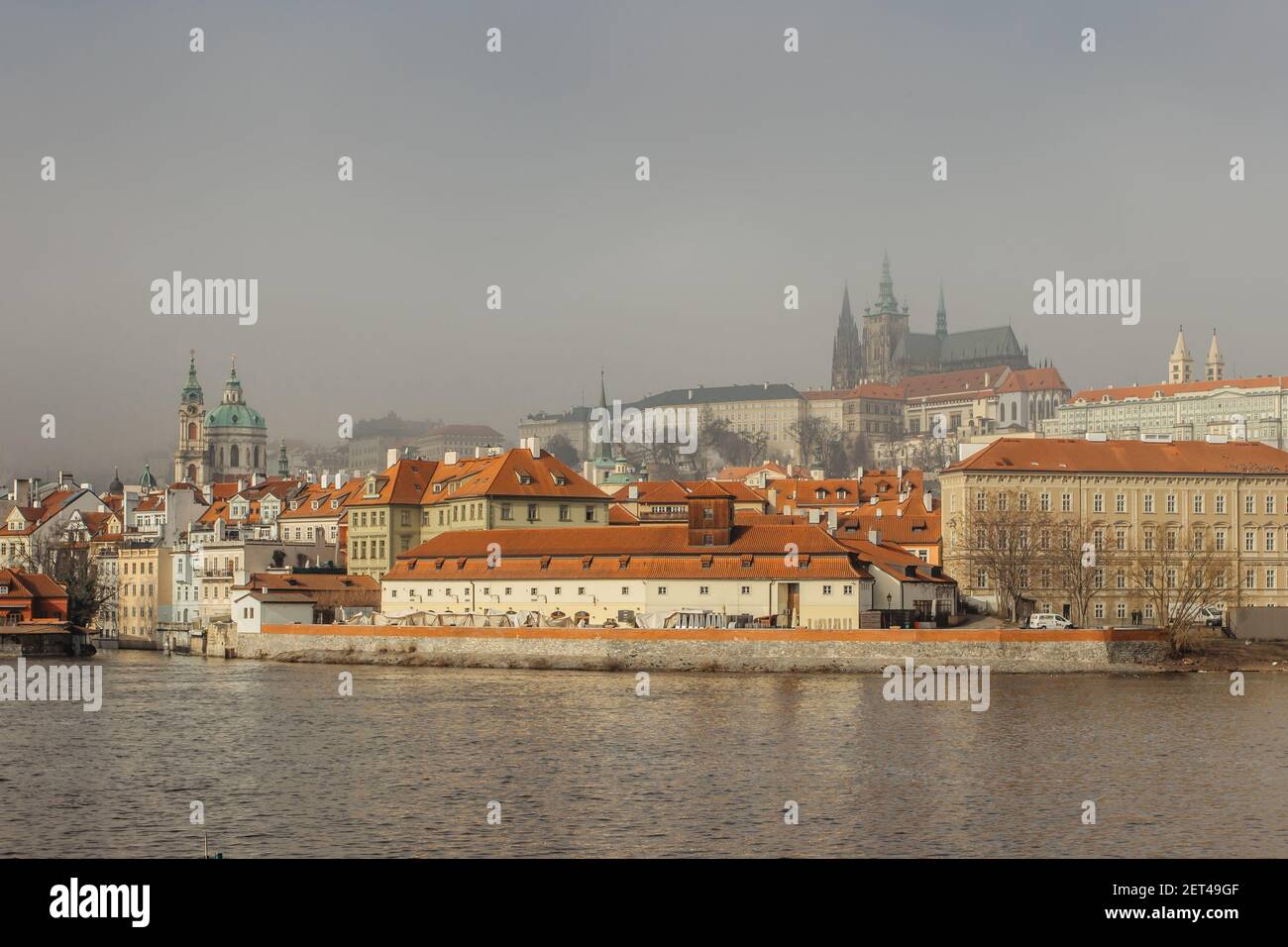 Vista da cartolina del Castello di Praga in nebbia dal Ponte Carlo, repubblica Ceca.Famous turista destination.Prague panorama.Foggy mattina in città. Foto Stock
