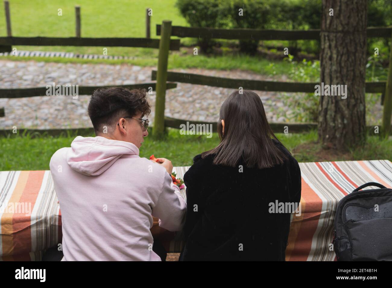 Giovane coppia che si gode un bel pomeriggio insieme. Condividere i bei momenti gustando un drink. Foto Stock