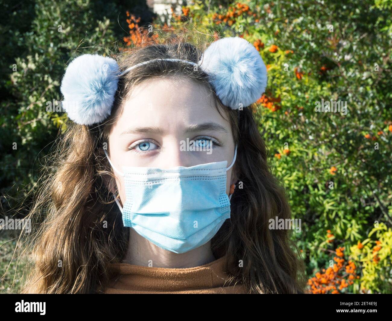 Ritratto di una ragazza che indossa un fairband in pompon, Italia Foto Stock